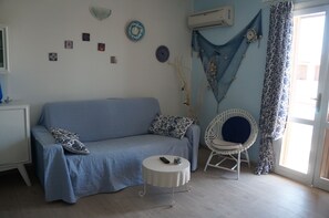 TV - beautiful apartment in villa, private beach with umbrellas and sunbeds (Marzamemi)