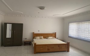 6 bedrooms, iron/ironing board, WiFi, bed sheets