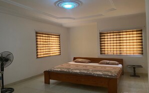 6 bedrooms, iron/ironing board, WiFi, bed sheets