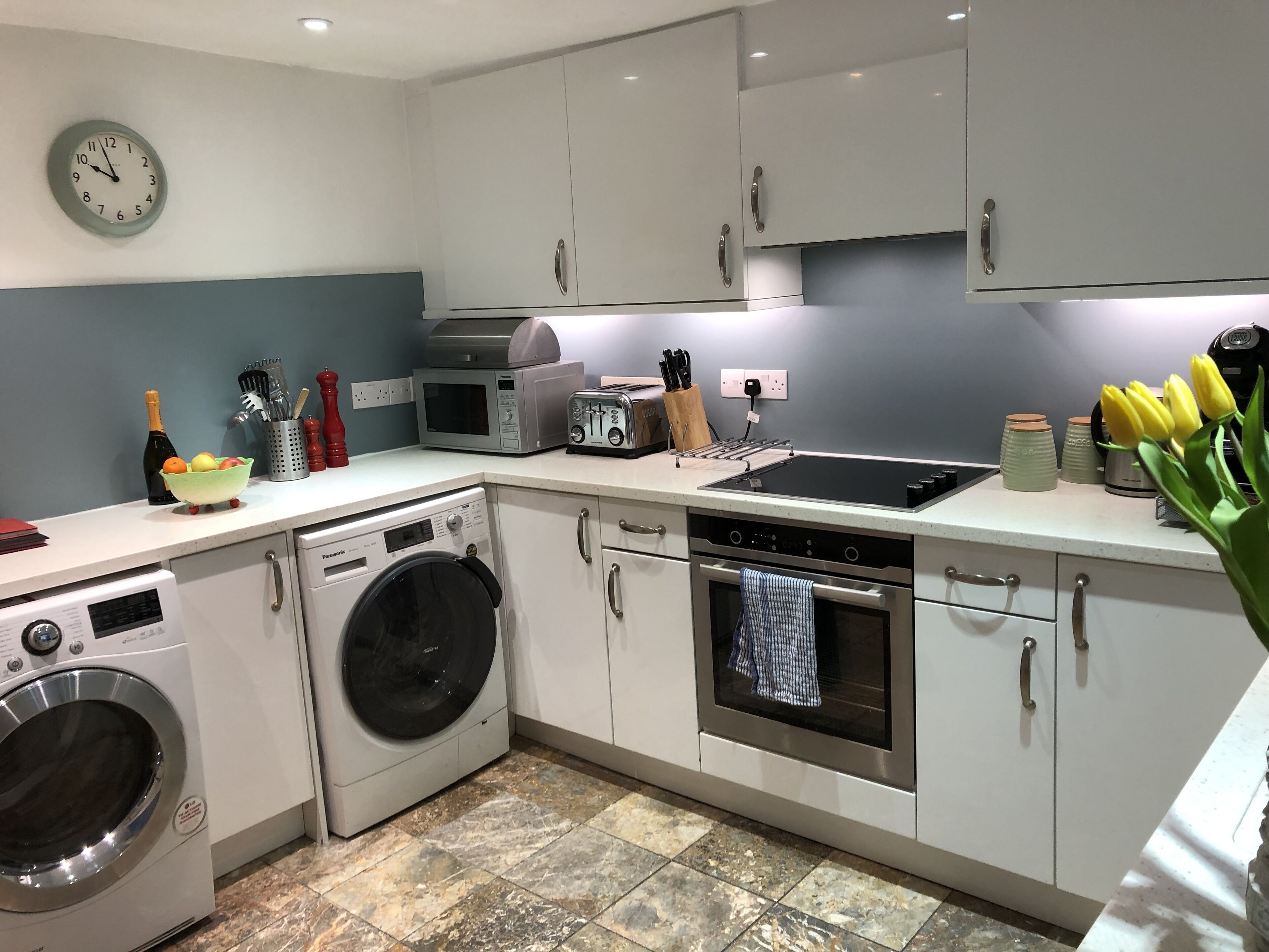 Sunny, 4 double bedrooms, 2/3 mins to beach, pier and historic south lanes,