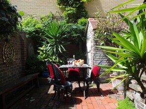 Outdoor dining - Sunny, 4 double bedrooms, 2/3 mins to beach, pier and historic south lanes, (Brighton)