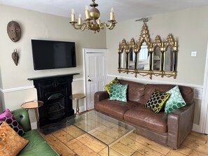 Smart TV, DVD player - Sunny, 4 double bedrooms, 2/3 mins to beach, pier and historic south lanes, (Brighton)