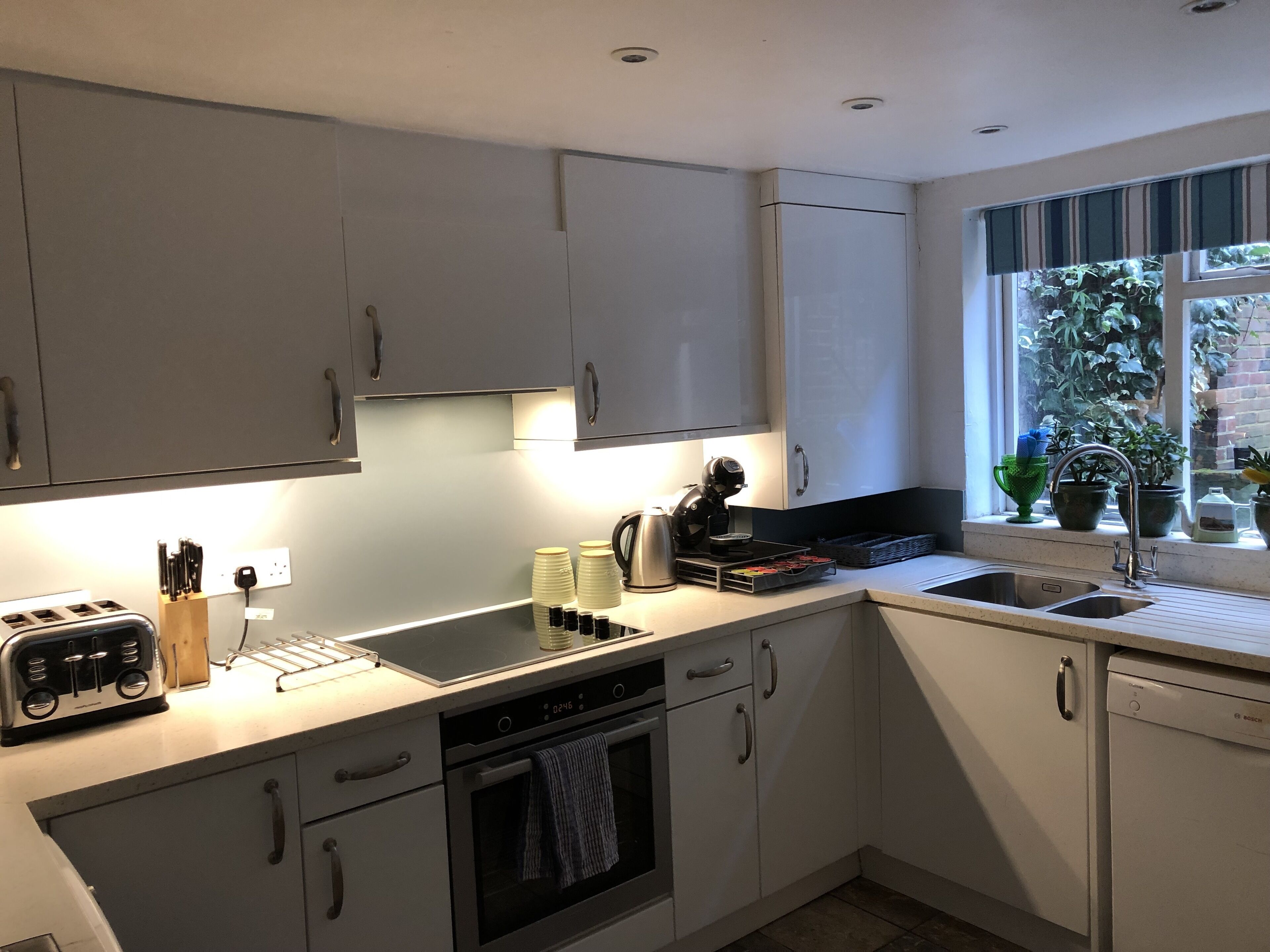 Sunny, 4 double bedrooms, 2/3 mins to beach, pier and historic south lanes,