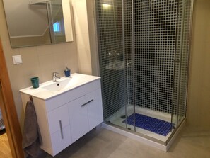 Ensemble douche/baignoire, sèche-cheveux, bidet, serviettes fournies