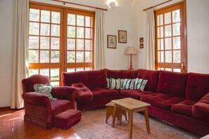 Fernseher, Kamin, Tischtennisplatte, Bücher