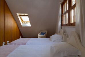 5 chambres, fer et planche à repasser, Wi-Fi, draps fournis