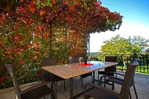 Outdoor dining - Seaside Bliss: Unwind in Your Exclusive Summer Rental Paradise (Labin)