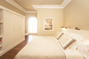 4 bedrooms, in-room safe, iron/ironing board, travel cot -  UNIQUE Paseo de Gracia CASA BATLLÓ Barcelona Center (Barcelona)
