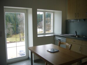 Jääkaappi, mikroaaltouuni, uuni, liesi