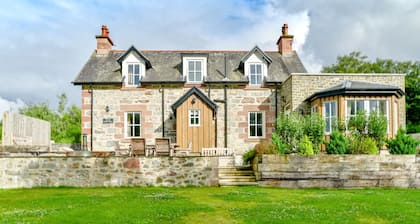 Scottish Highland Cottages "The Old Police House" Daviot, Inverness