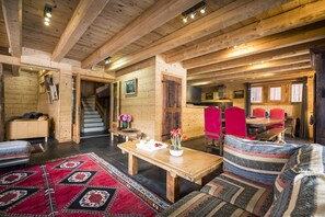 Télévision, cheminée, lecteur de DVD, baby-foot