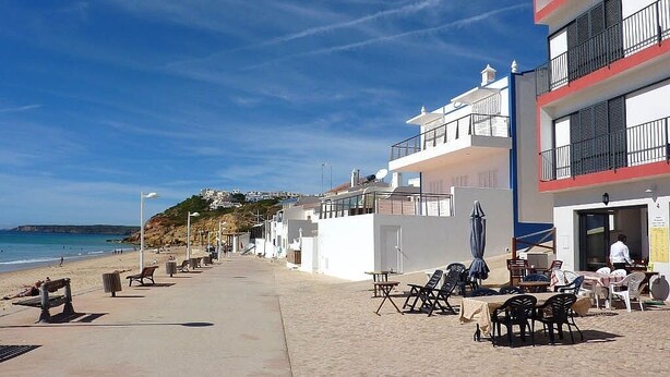 Ein Strandhotel mit Außenbereich, Pool und Meerblick.