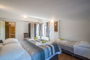 7 habitaciones, escritorio y tabla de planchar con plancha 