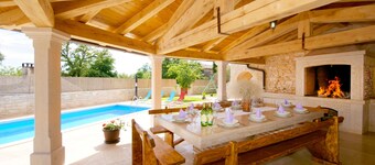 Espaciosa y privada villa restaurada antigua con piscina