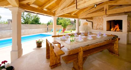 Traumhafte und geräumige Steinvilla, privater Pool, Garten, ruhige Lage