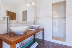 Combined shower/bathtub, hair dryer, towels - Large Villa with heated pool and stunning views set among olive trees (Callas)