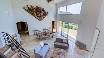 Smart TV, DVD player, mesa de pingue-pongue, livros