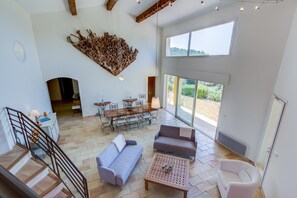 TV connectée, lecteur de DVD, table de tennis de table, livres