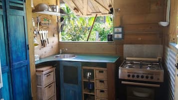 Réfrigérateur, four, plaque de cuisson, cafetiÚre/bouilloire