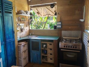 Jääkaappi, uuni, liesi, kahvin-/teenkeitin