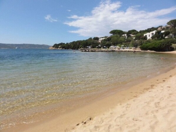 Plage à proximité, chaise longue