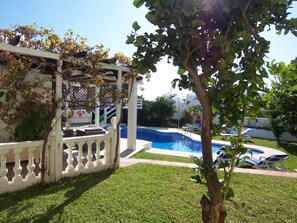 Una piscina al aire libre, una piscina climatizada
