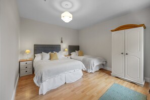 1 habitación, escritorio, tabla de planchar con plancha y cuna de viaje 