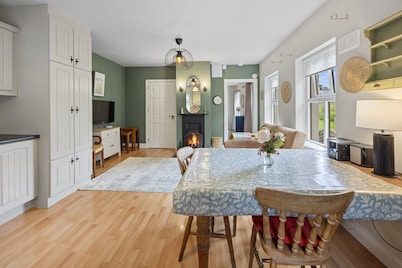 Mountshannon: Cottage with Massage Treatments at Mountshannon in East Clare