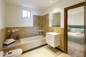 Duschwanne, Whirlpool, Haartrockner, Bidet