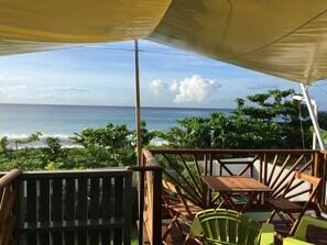 Outdoor dining - Katalo plage, duplex tortue Caret.... les pieds dans l'eau.... deshaies (deshaies)