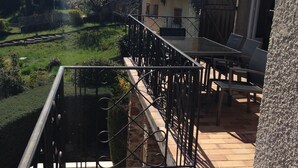 Outdoor dining - Villa with private pool and garden - Free Wifi. Walking distance to TOWN (Quillan)
