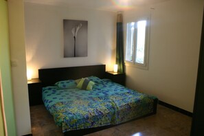 4 bedrooms, desk, iron/ironing board, travel cot - Villa with private pool and garden - Free Wifi. Walking distance to TOWN (Quillan)