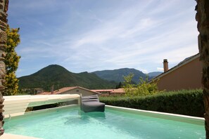 Swimming pool with beautiful mountain views - Villa with private pool and garden - Free Wifi. Walking distance to TOWN (Quillan)