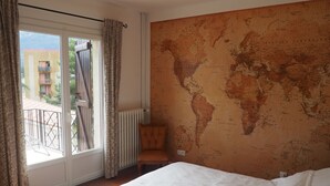 4 bedrooms, desk, iron/ironing board, travel crib - Villa with private pool and garden - Free Wifi. Walking distance to TOWN (Quillan)