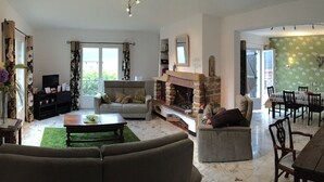 Smart TV, fireplace, video games, DVD player - Villa with private pool and garden - Free Wifi. Walking distance to TOWN (Quillan)