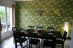 Dining - Villa with private pool and garden - Free Wifi. Walking distance to TOWN (Quillan)