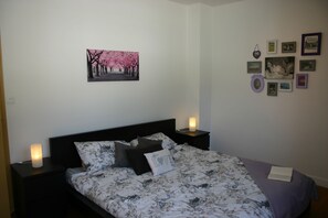 4 bedrooms, desk, iron/ironing board, travel crib