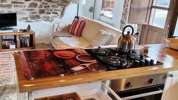 Een koelkast, een magnetron, een koffiezetapparaat/waterkoker