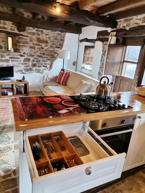 Kühlschrank, Mikrowelle, Wasserkocher mit Kaffee-/Teezubehör, Toaster