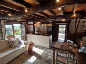 Fernseher, Kamin, DVD-Player, Bücher