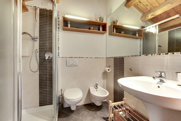 Badewanne, Haartrockner, Handtücher, Seife