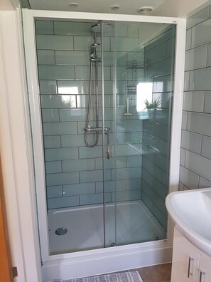 Shower, hair dryer, towels, soap - Dog friendly beautiful 1 bed barn conversion in country setting (Clevedon)