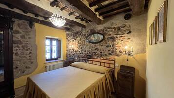 12 bedrooms, desk, iron/ironing board, travel cot