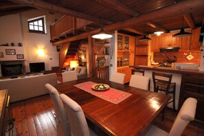 A cozy dining area with a wooden table, chairs, and a red placemat. - Apartment Pré Saint Didier for rent / 6 - 8 people (PRE' SAINT DIDIER)