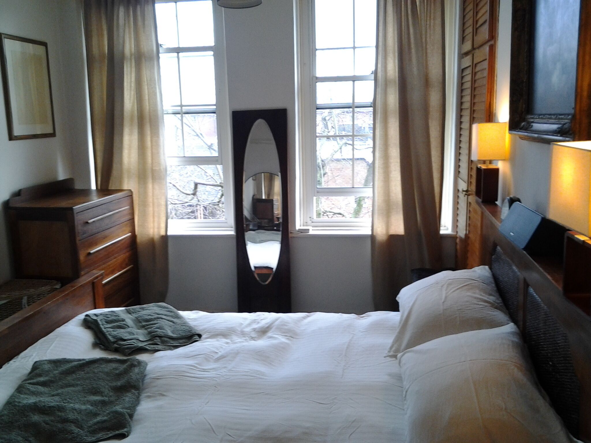 2 soverom, skrivebord, strykejern/-brett og wi-fi (inkludert)