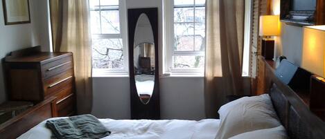 2 soverom, skrivebord, strykejern/-brett og wi-fi (inkludert)