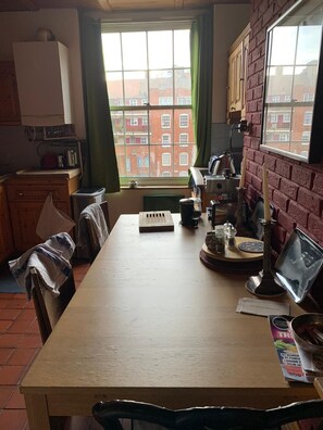 Fridge, microwave, oven, stovetop - Charming 2 bedrm home - border of Islington/Camden (nr King's Cross/St Pancras) (London)