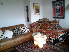 Books, video library, stereo - Charming 2 bedrm home - border of Islington/Camden (nr King's Cross/St Pancras) (London)