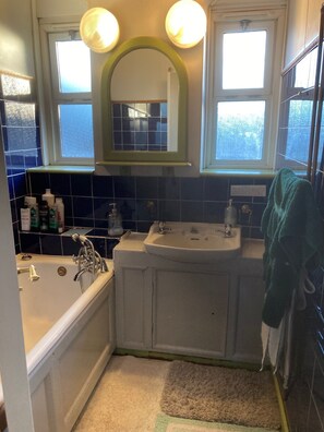 Combined shower/bathtub, hair dryer, towels, soap