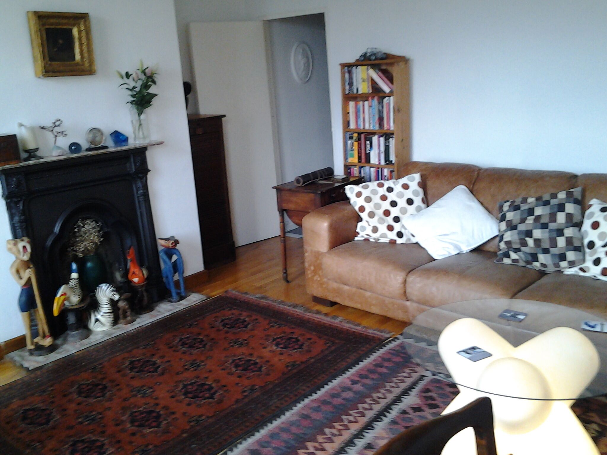 Bøker, filmbibliotek og stereoanlegg